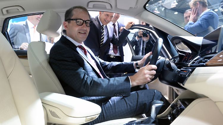 Neue Pläne aus dem Verkehrsministerium: Alexander Dobrindt legt sich mit der Autoindustrie an (Archivbild).