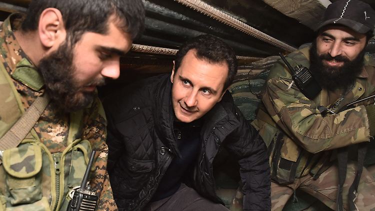 Plant Präsident Assad, hier bei einem Truppenbesuch, den Bau einer syrischen Atombombe?