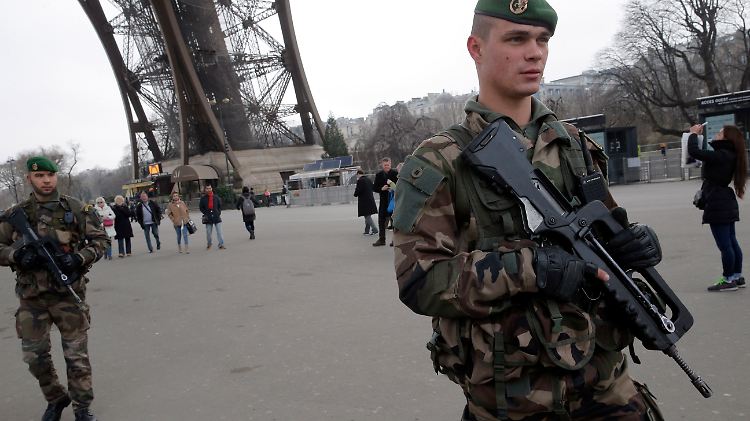 Die Sicherheitsvorkehrungen in Frankreich bleiben zunächst weiter bestehen.