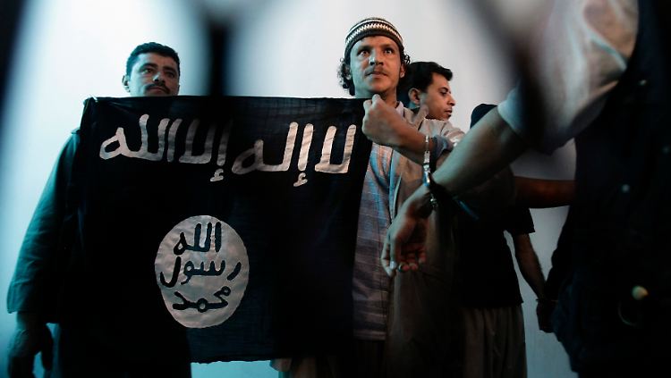 Bei einer Sympathiebekundung für einen Al-Kaida-Häftling vor Gericht in Sanaa (Jemen).