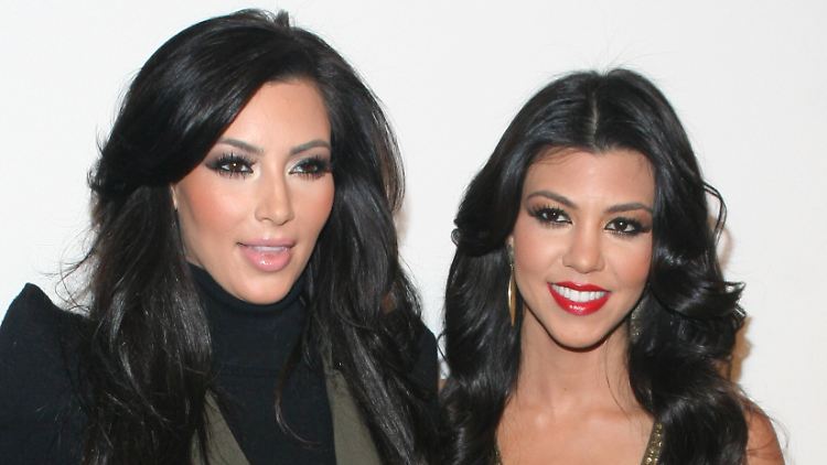 Kourtney Kardashian (r.) soll das eigentliche Opfer von Kims (l.) Verbalattacke gewesen sein. 