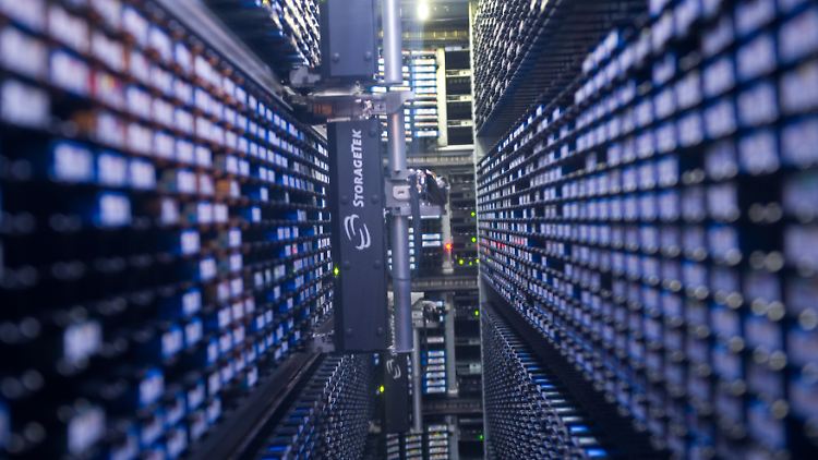 Tape-Bibliothek in einem Nebenraum des Supercomputers "Blizzard" im Deutschen Klimarechenzentrum in Hamburg.