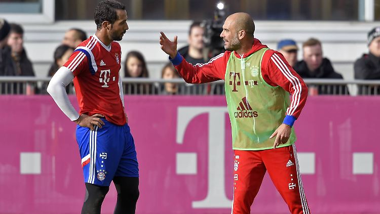 Bayern-Coach Josep Guardiola beim Training mit Innenverteidiger Medhi Benatia.