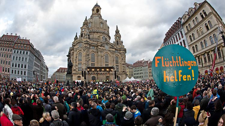 Die Demo läuft unter dem Motto: "Für Dresden, für Sachsen - für Weltoffenheit, Mitmenschlichkeit und Dialog im Miteinander".