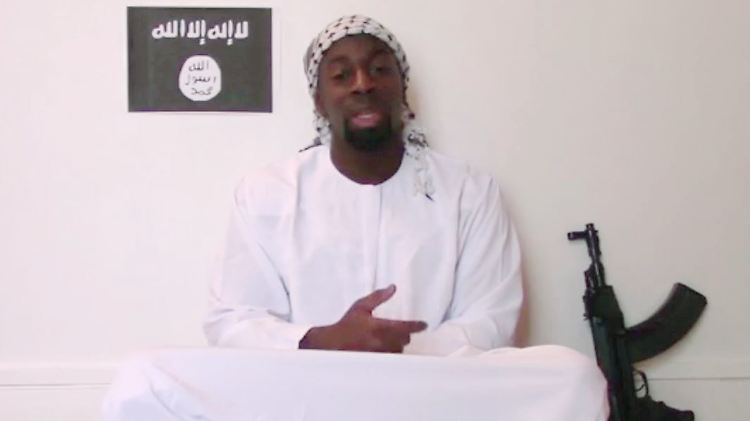 Der Pariser Geiselnehmer Amedy Coulibaly in dem aufgetauchten Bekennervideo. Die Authenzität der Bilder wird noch geprüft. 