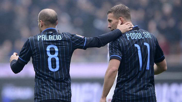 Läuft nicht so richtig für Lukas Podolski bei Inter Mailand, Trost gibt's vom Mitspieler.