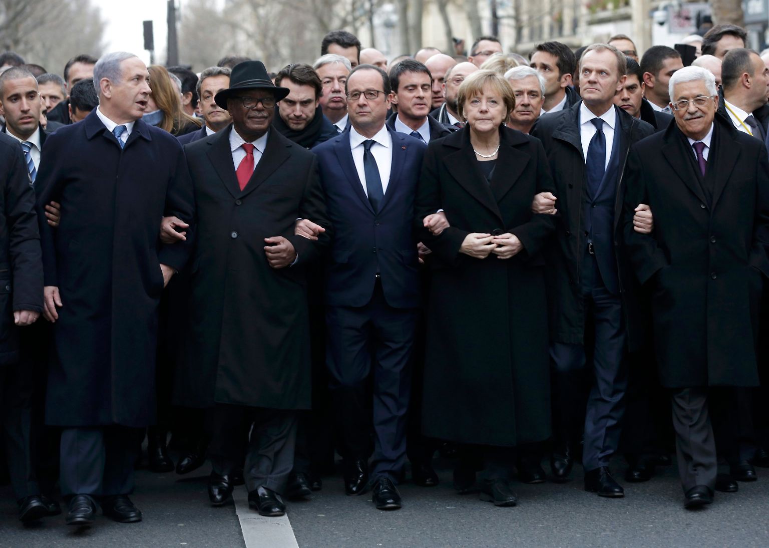 Ein Bild für die Geschichtsbücher: Untergehakt laufen Israels Premier Netanjahu, Malis Präsident Keita, Frankreichs Präsident Hollande, Bundeskanzlerin Merkel, EU-Ratspräsident Tusk und Palästinenser-Präsident Abbas in der ersten Reihe eines enormen Protestmarschs. 