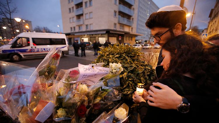 Verwandte der Opfer trauern vor dem koscheren Supermarkt, in dem die Geiselnahme stattfand.