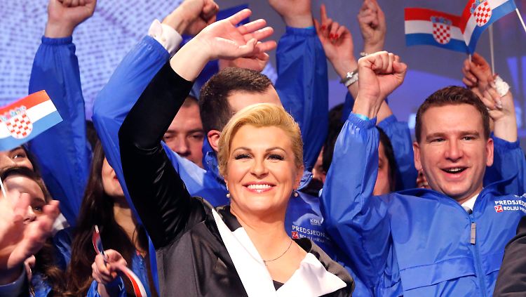 Kolinda Grabar-Kitarovics feiert nach der Wahl mit Anhängern in Zagreb.