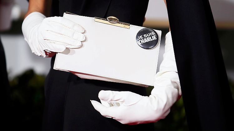 Die Handtasche mit dem "Ich bin Charlie"-Anstecker gehört zu Amal Clooney.