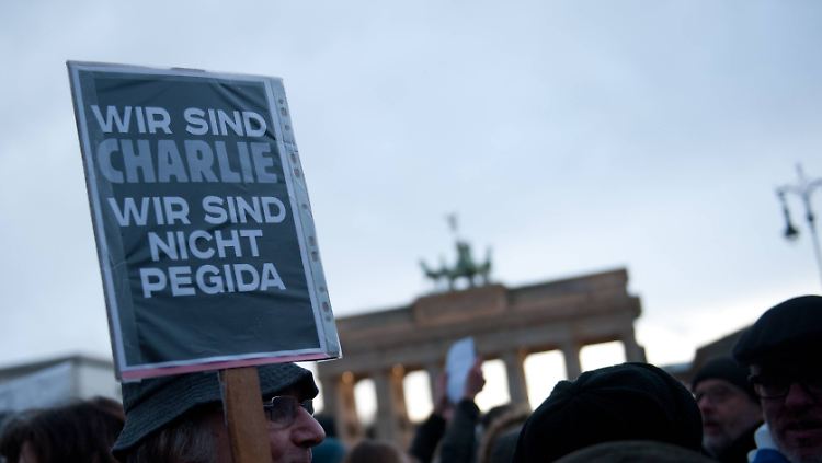 Ein Teilnehmer der Mahnwache vor der französischen Botschaft in Berlin.