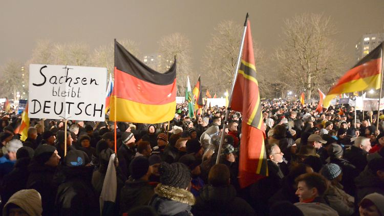 Fahnen statt Karikaturen: Pegida in Dresden, der Hochburg der Bewegung.