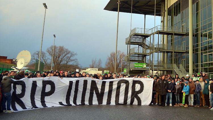 Die Fans des VfL Wolfsburg trauern um den verstorbenen Junior Malanda.