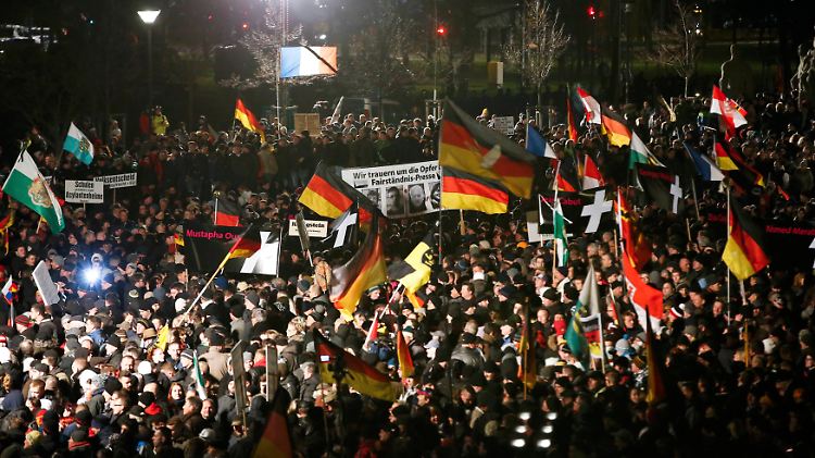 Erneut ist die Zahl der Pegida-Demonstranten in Dresden gewachsen.