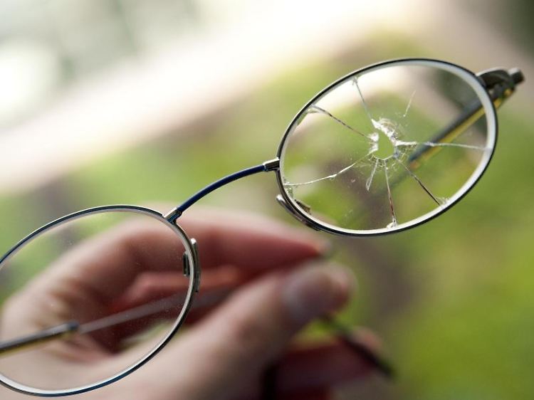 Eine kaputte Brille ist ärgerlich. Brillenversicherungen ersetzen Verbrauchern jedoch häufig nicht den Originalwert der Brille.