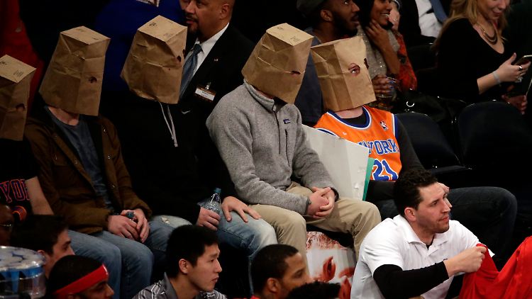 Bloß nicht erkannt werden: Die Fans schämen sich für die Auftritte ihrer New York Knicks.