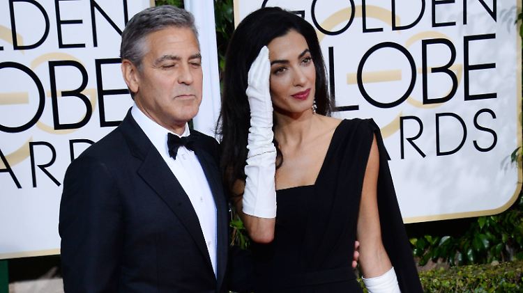 Amal: "Ich hätte doch das rote Kleid nehmen sollen." George: "Sie hätte das rote Kleid nehmen sollen."