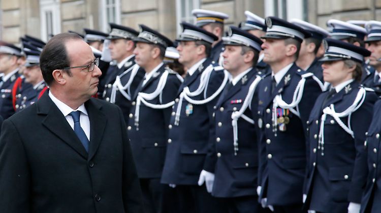 Hollande schreitet die Reihen der Polizisten ab.