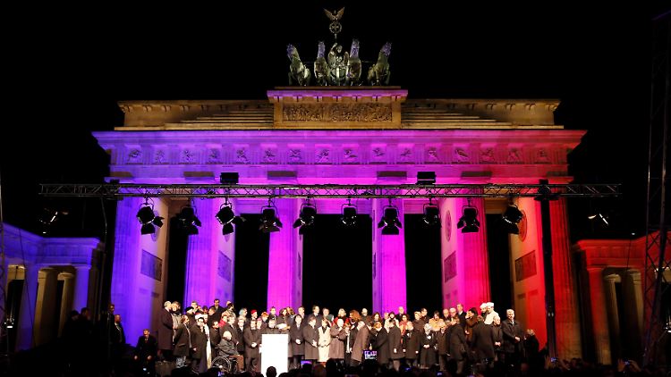 Bei der Mahnwache für ein "weltoffenes und tolerantes Deutschland und für Meinungs- und Religionsfreiheit" am Brandenburger Tor in Berlin.