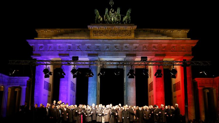 Das Brandenburger Tor in den französischen Nationalfarben - blau, weiß, rot.