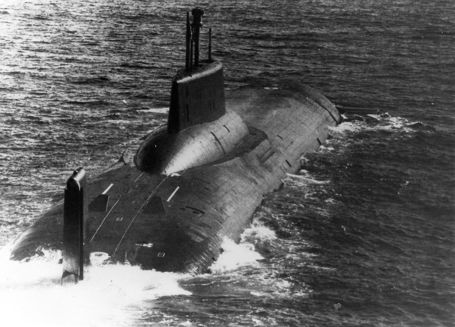 Die russischen Atom-U-Boote der Typhoon-Klasse gehören eigentlich nicht zu den Top 25 der größten Schiffe der Welt, doch die Maße dieser Schiffe sind in ihrer Kategorie einzigartig. Die 172 Meter langen Giganten waren tauchende Festungen für den Weltuntergang: Insgesamt konnte ein solches U-Boot bis zu 200 Atomsprengköpfe verschießen und sich bis zu 260 Tage unter Wasser verstecken.