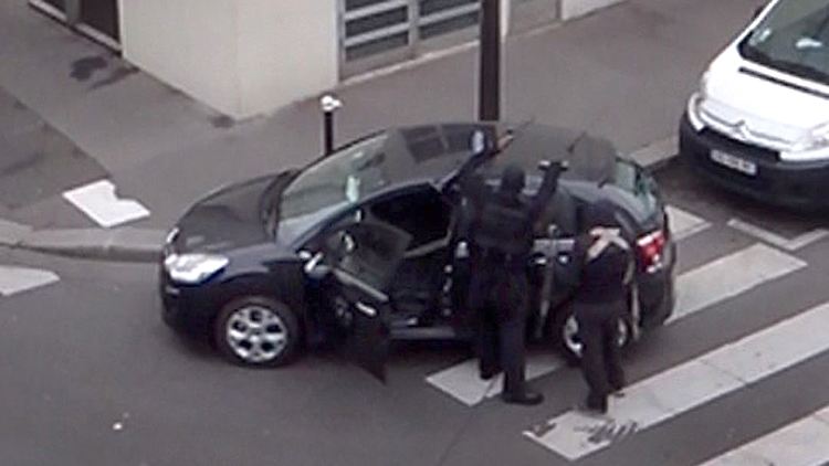 Die Kouachi-Brüder kurz nach dem Attentat auf die "Charlie Hebdo"-Redaktion.