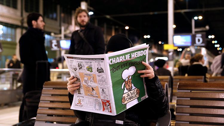 Spannende Lektüre: Die Franzosen haben der Veröffentlichung der neuen "Charlie Hebdo" regelrecht entgegengefiebert..