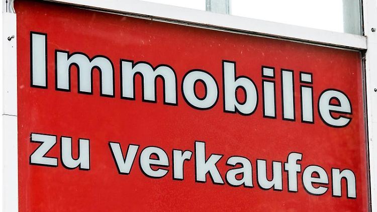 Egal ob neuer Job oder Scheidung - wer seine Immobilie vorzeitig verkauft, kann mit dem Erlös in der Regel den Kredit sofort tilgen. Doch Banken verlangen dann eine Entschädigung. Foto: Markus Scholz