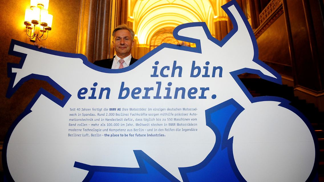 Berlins Regierender Bürgermeister Wowereit im Roten Rathaus ...