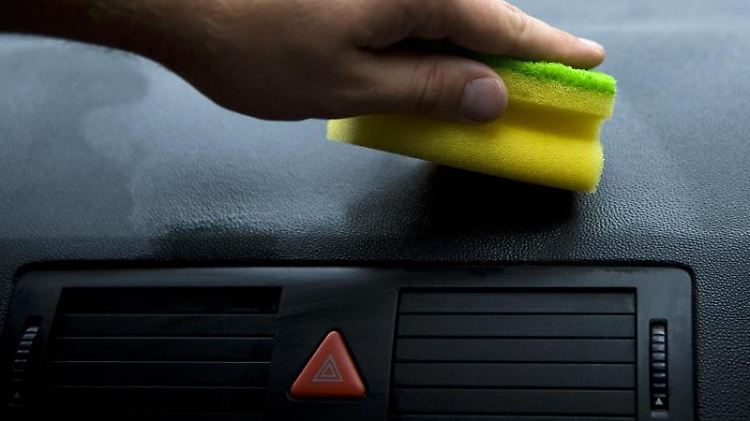 Regelmäßiges Reinemachen: Jeder dritte männliche Halter putzt sein Auto alle 14 Tage von innen.