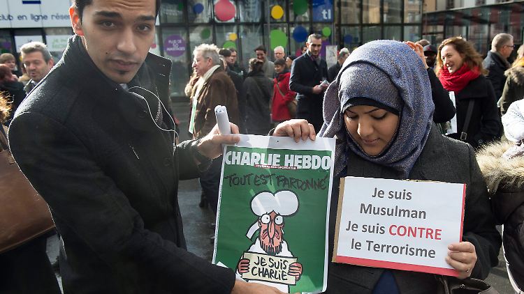 "Ich bin ein Muslim und ich bin gegen Terrorismus", steht auf dem Plakat der jungen Frau in Lausanne (Schweiz).