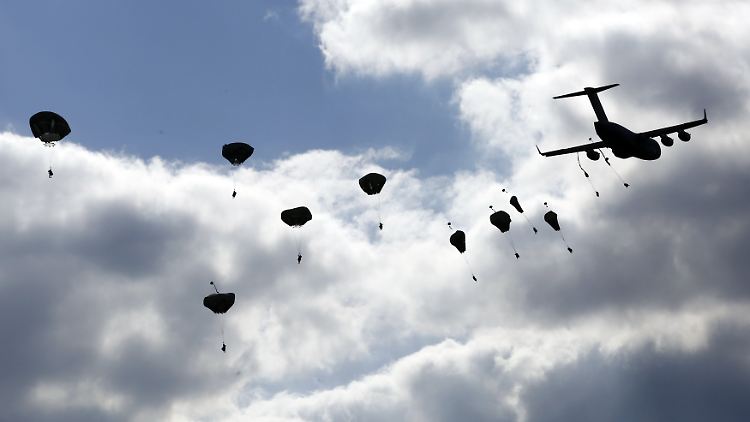 Ausreichend Transportflugzeuge gelten als entscheidend für eine schnelle Einsatzbereitschaft. Der Bundesrepublik fehlt es angesichts von Lieferengpässen beim Airbus A400 hier an Kapazitäten.