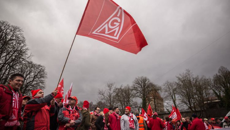 In Augsburg demonstrierten 2500 Metaller für mehr Lohn.