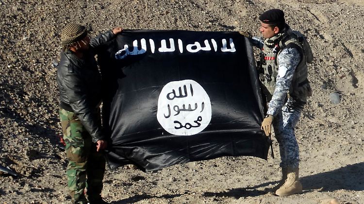 Im Irak soll der Verdächtige bereits für den IS gekämpft haben - hier präsentieren irakische Kräfte eine eroberte Fahne der Organisation.