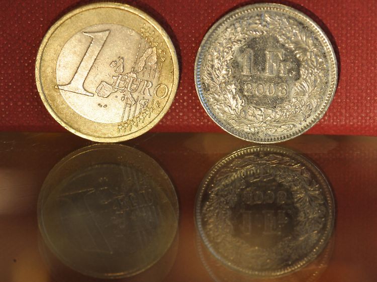 SNB kippt Euro-Mindestkurs von 1,20 Franken. Der Euro sackt zum Franken auf Parität ab.