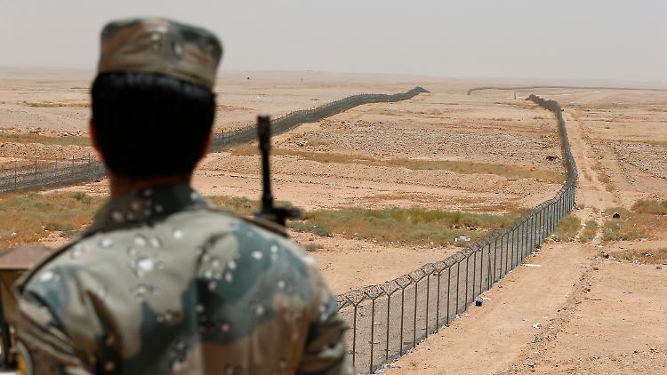 Saudi-Arabien sichert die Grenze zum Irak massiv ab.