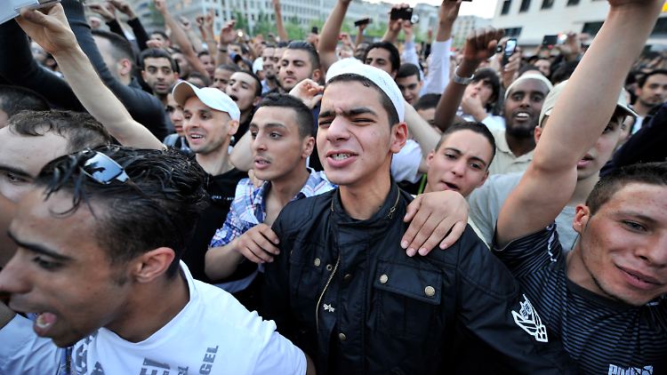 Salafisten-Demo in Frankfurt: Die Geheimdienste trauen sich nicht mehr, Szenen von V-Leuten ausforschen zu lassen.