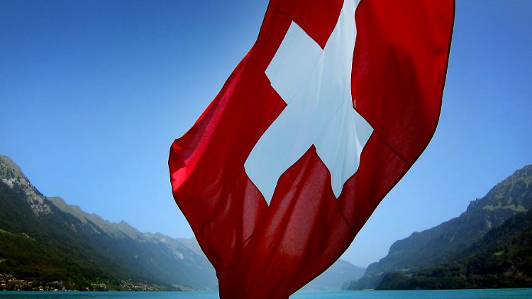 Die Schweizer Notenbanker wollen die Geldflut künftig mit Negativzinsen dämmen.