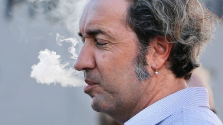 Auch Oscarpreisträger Paolo Sorrentino unterzeichnete einen offenen Brief der italienischen Filmbranche. Darin wird das Verbot als Einschränkung der Meinungsfreiheit gewertet.