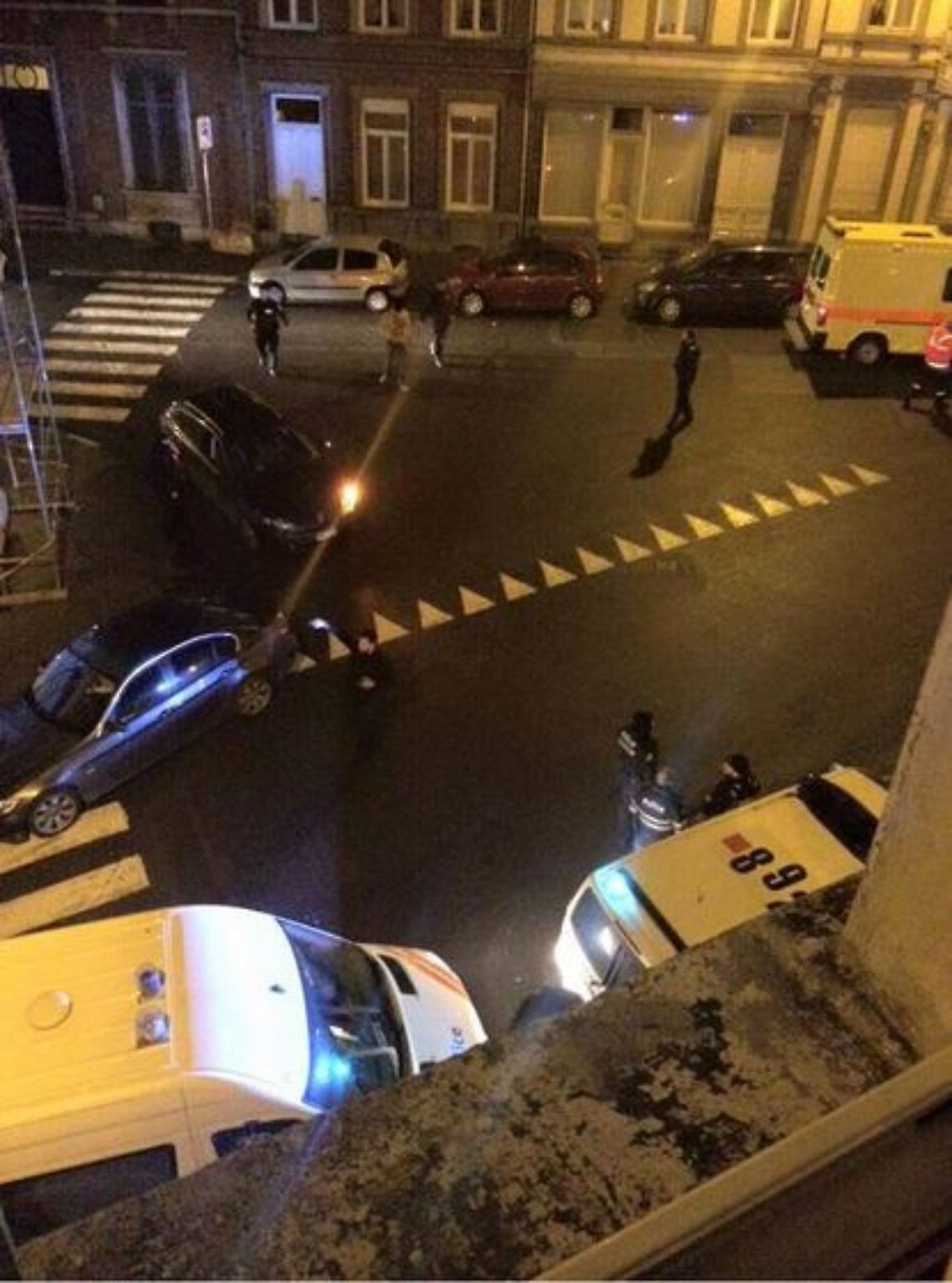 Bei einem Anti-Terror-Einsatz in der belgischen Stadt Verviers sind am Abend zwei Menschen ums Leben gekommen. Das Bild zeigt die Szenerie offenbar kurz nach dem Einsatz.