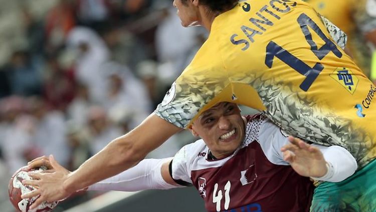 Man sieht es nicht sofort: Doch Katar mit Youssef Benali (l) behielt die Oberhand über Brasilien und Thiagus Santos.
