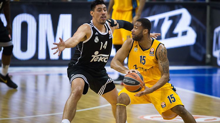 Berlins Reggie Redding (r.) und Madrids Gustavo Ayon (l.) schenken sich nichts. 