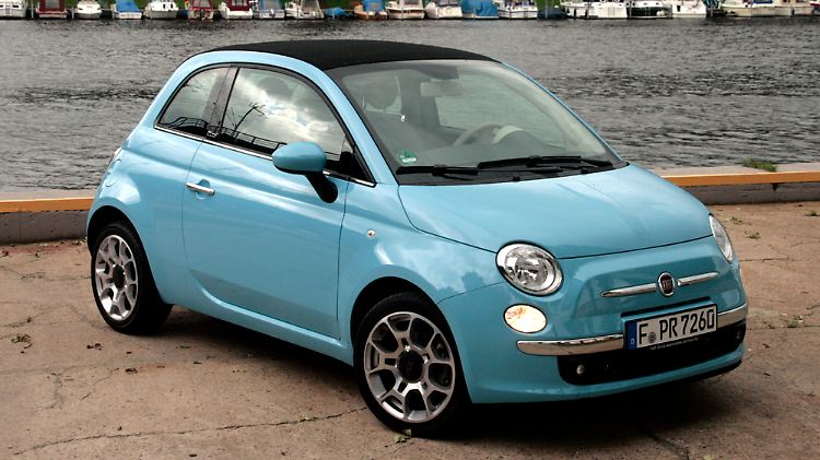 Neue Farbe zum neuen Motor: Azzuro Volante Blau heisst der Lack dieses Cabrios.