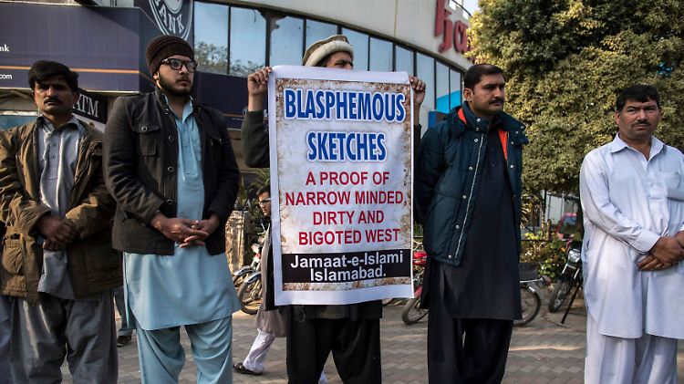 Die Morde an den "Charlie-Hebdo"-Karikaturisten lehnen die meisten Muslime ab, die Bildchen selbst empfinden viele aber als Blasphemie. Diese Männer demonstrierten im pakistanischen Islamabad.