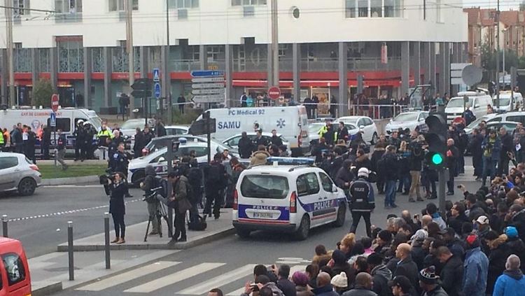 Schaulustige und Einsatzkräfte am Ort der Geiselnahme in Colombes nahe Paris.