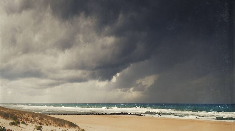 Meere kühlen sich langsamer ab als Landmassen. Bewegt sich kalte Luft über das warme Wasser hinweg, ist damit eine wichtige Bedingung für ein Wintergewitter geschaffen.