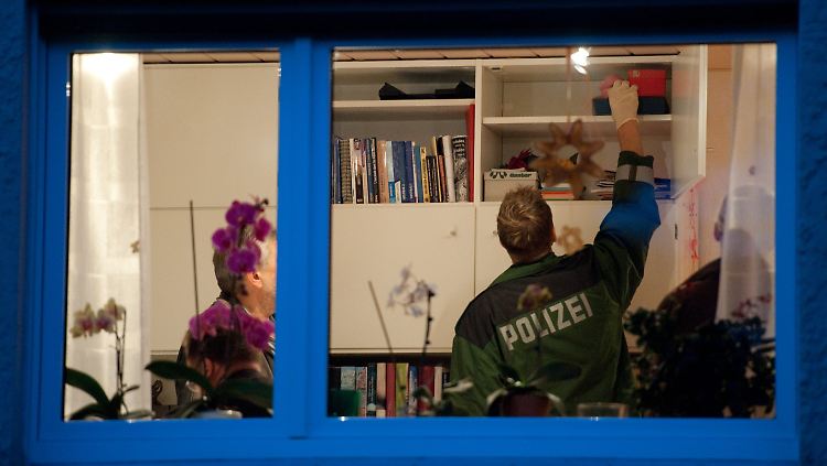 In Leinfelden-Echterdingen durchsuchen Beamte die Wohnung eines Funktionärs der neonazistischen "Hilfsorganisation für nationale politische Gefangene und deren Angehörige".
