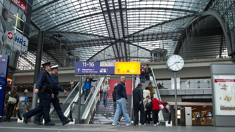 Tausende Menschen passieren täglich den Berliner Hauptbahnhof. 