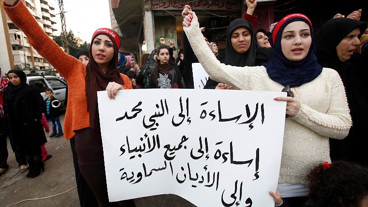 Musliminnen in Beirut demonstrieren gegen die neue Ausgabe von "Charlie Hebdo". Auf ihrem Plakat steht: "Die Beleidigung des Propheten Mohammed ist eine Beleidigung aller Propheten und aller Religionen."