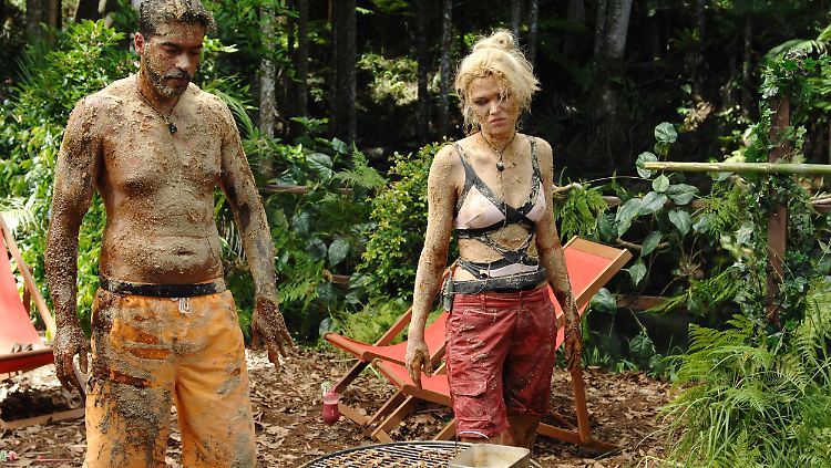Sara Kulka und Aurelio Savina sichtlich ermattet im Dschungel.